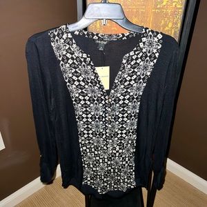 Women’s size small beautiful long sleeve top! White and black.